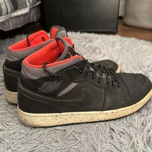 Jordan 1 Mid Holiday